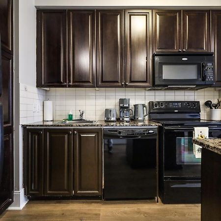 Luxury Apartments In Мисисага Екстериор снимка